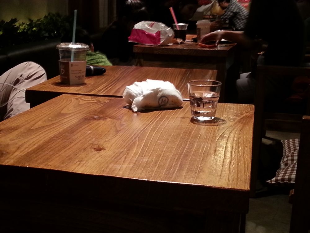 카페베네에서 애미 김지년 똥귀저기 버리고감...