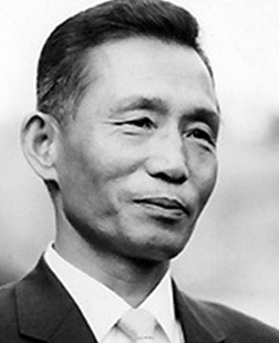 홀로 살포시 웃음지는 영웅.jpg